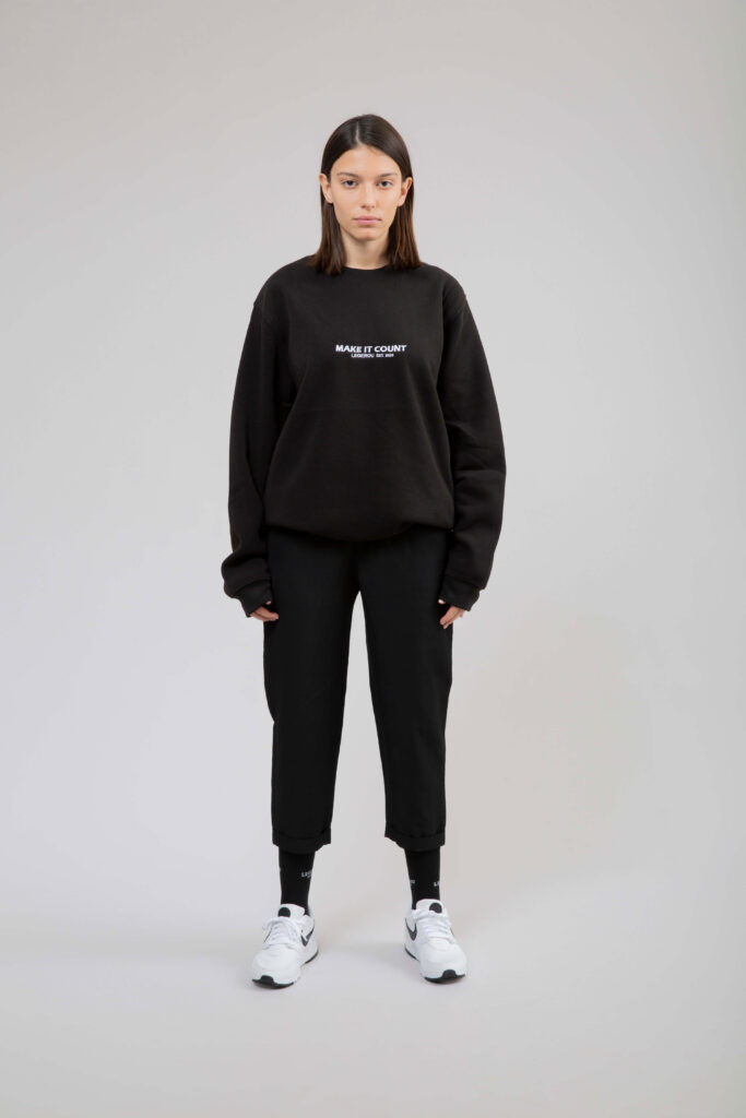 Classic Neatly tailored trousers in black zip fly closure. mid rise. ankle cuffs. straight fit. Front View.